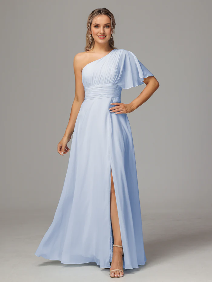 Un abito da damigella in chiffon con spacco sulle spalle